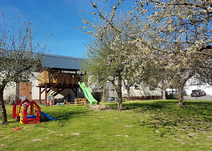 Tolle Untergeschoss-Wohnung Fuer Bis Zu 5 Personen Mit Grossem Garten Und Terrasse
